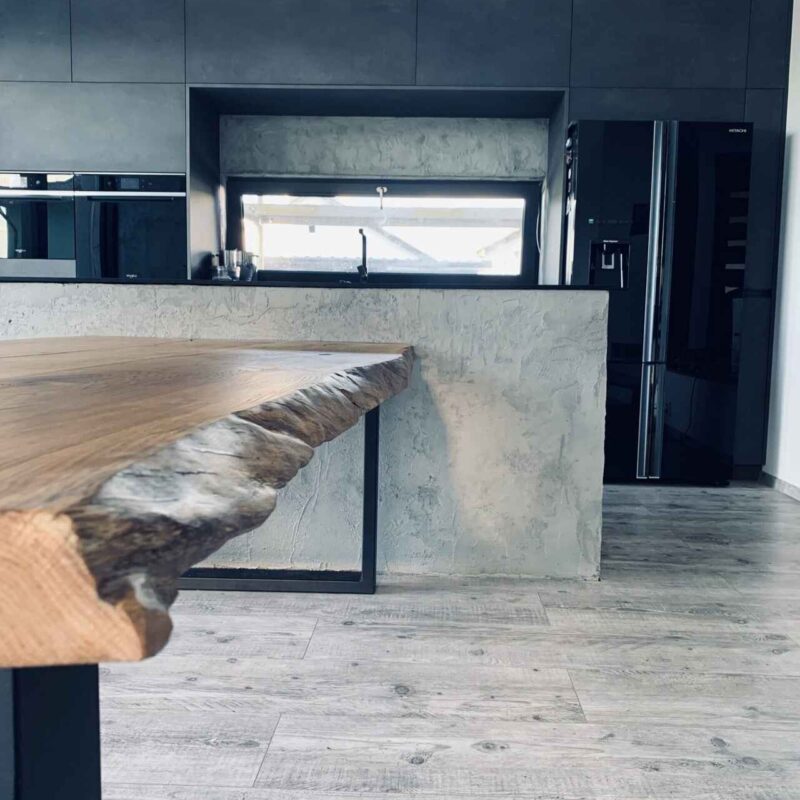 Elegantní dřevěný stůl do kuchyně, detailní záběr