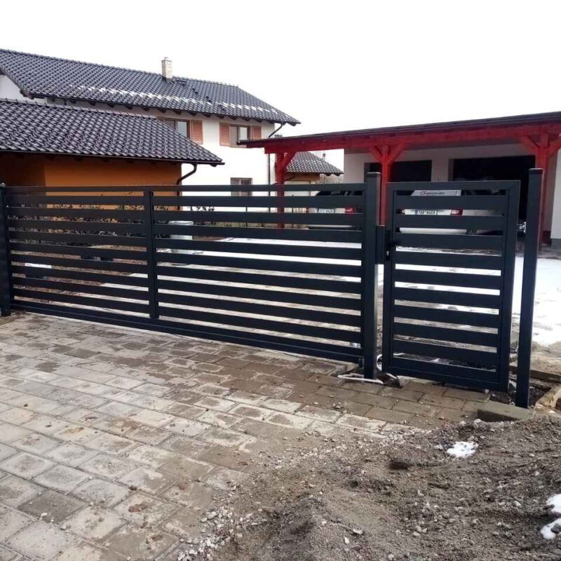 Samonosná posuvná brána s brankou pro rodinný dům Žermanice